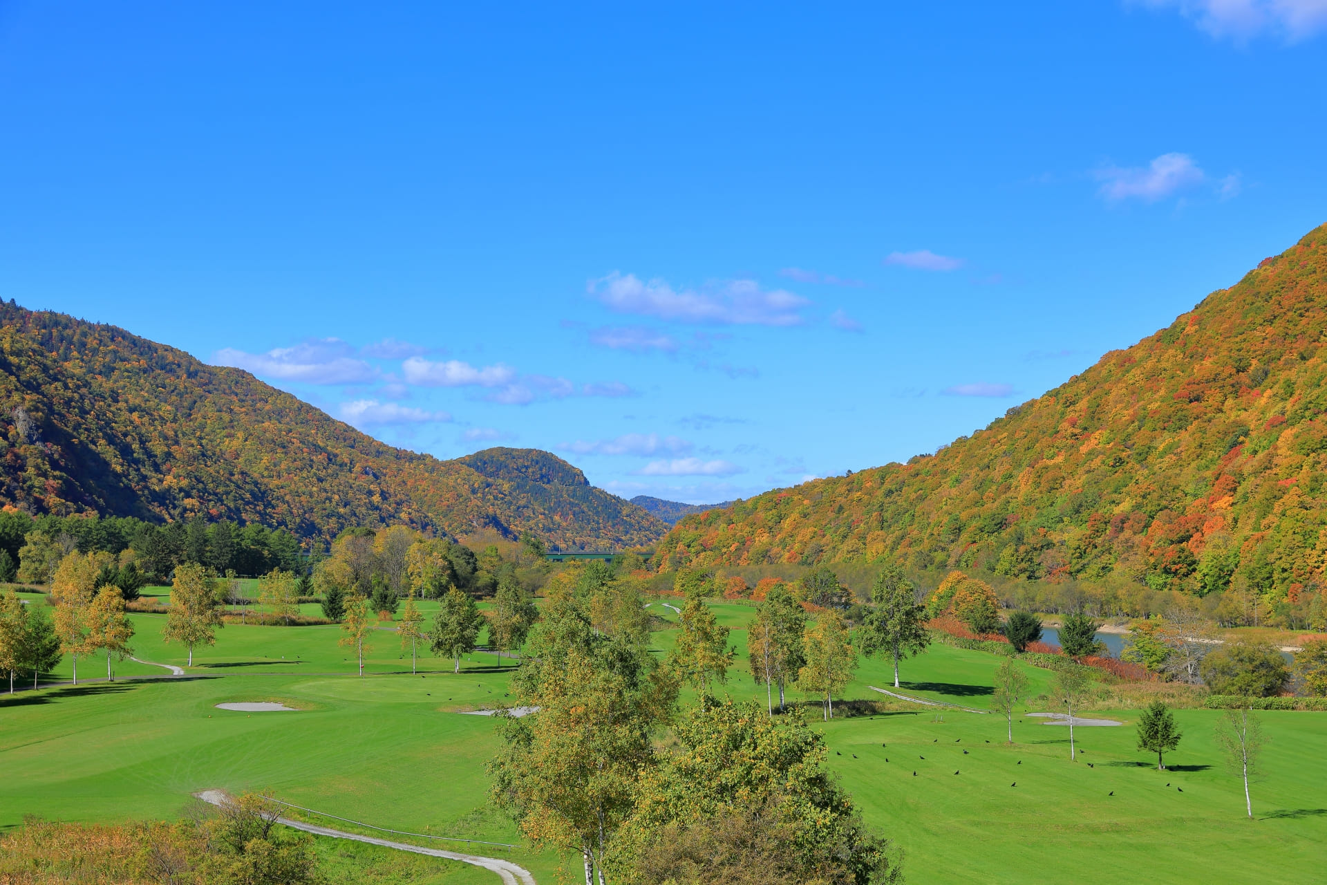 紅葉する山に囲まれた谷